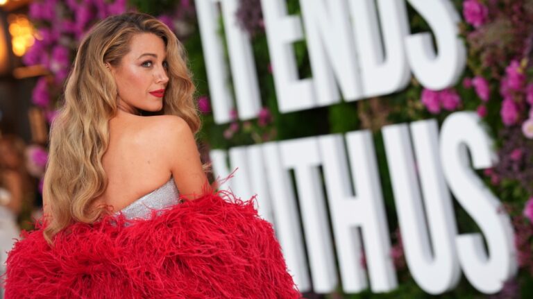 Blake Lively reçoit le soutien de l'auteur de "It Ends With Us" et des co-stars de "Sisterhood of the Travelling Pants"