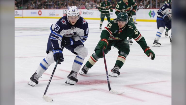 Brad Lambert fait ses débuts dans la saison avec les Jets alors qu'ils affrontent les Blues