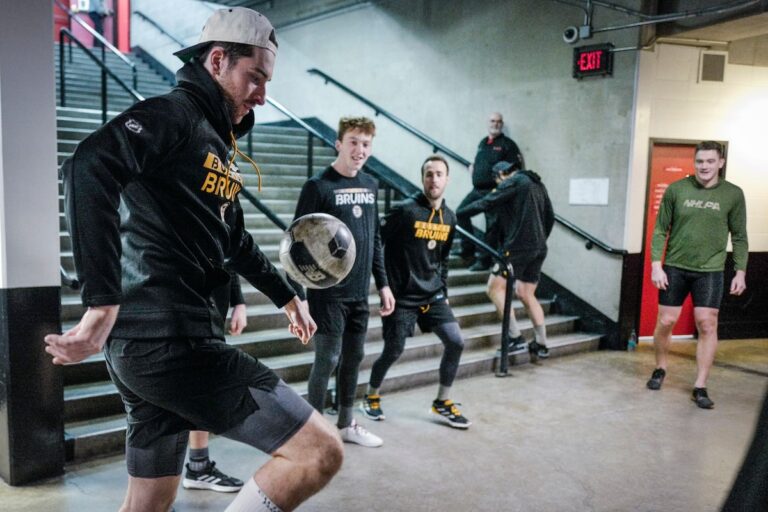 « C'est assez compétitif » : les joueurs de la LNH et leur obsession du ballon d'égout avant le match