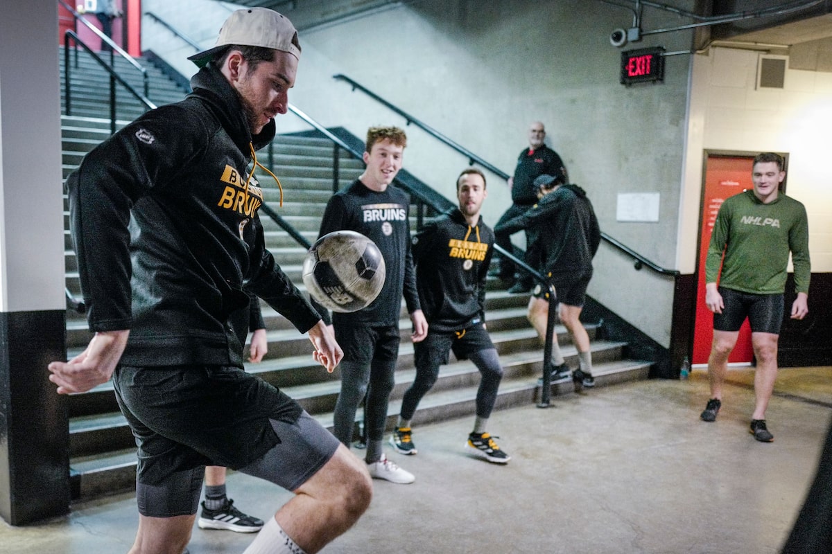 « C'est assez compétitif » : les joueurs de la LNH et leur obsession du ballon d'égout avant le match