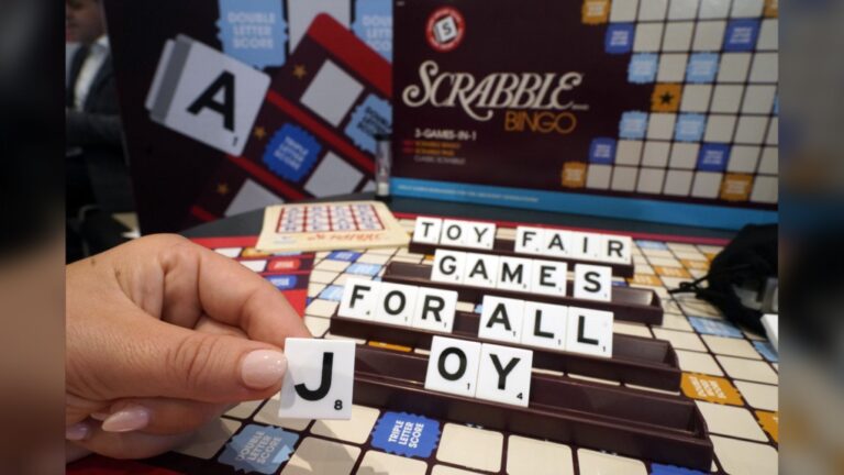 C'était grand-mère, dans le café avec une tuile de Scrabble : les cafés de jeux sont une grosse affaire de vacances