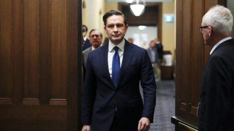 « Complètement absurde » : Freeland rejette l'offre de Poilievre de deux heures pour présenter l'énoncé économique de l'automne