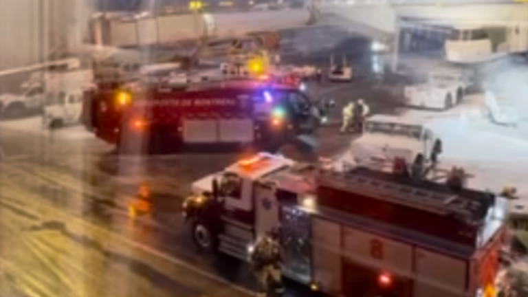 Des passagers forcés de descendre de l'avion après la présence de fumée à l'aéroport de Montréal