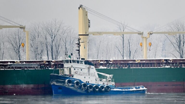 Des remorqueurs et des équipages tentent de renflouer un navire coincé dans le fleuve Saint-Laurent, près de Montréal