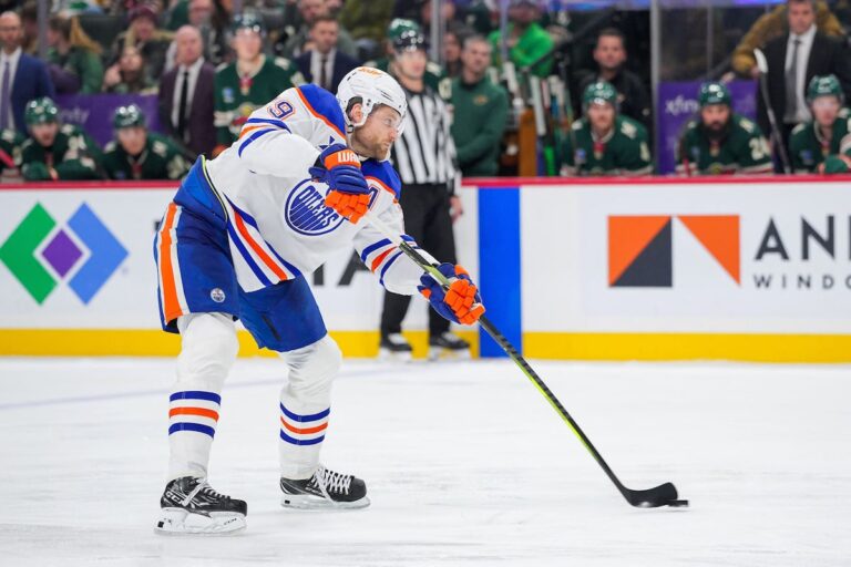 Draisaitl mène la LNH au chapitre des buts et fait progresser les Oilers aux « deux extrémités de la glace »