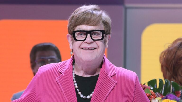 Elton John dit qu'il a perdu la vue et qu'il a du mal à voir sa nouvelle comédie musicale