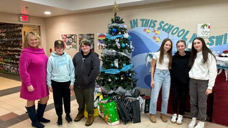 Enseignant en Nouvelle-Écosse, ses élèves aident les familles dans le besoin à Noël depuis plus de 25 ans