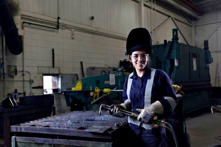 Femmes dans les métiers : « Une petite soudure rapide » a mené à une carrière stable pour une femme de métier de Sudbury