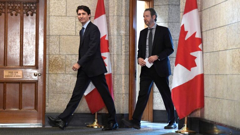Gerry Butts dit que Trudeau est moins susceptible de rester leader depuis le départ de Freeland