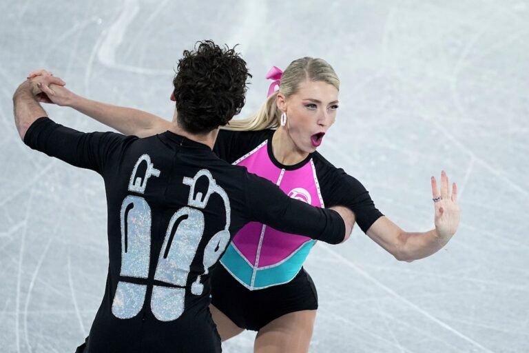 Gilles et Poirier en difficulté lors de la finale du Grand Prix après une chute en danse rythmique