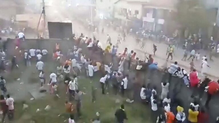 Guinée : une bousculade dans un stade fait 56 morts à la suite d'affrontements lors d'un match de football, selon les autorités