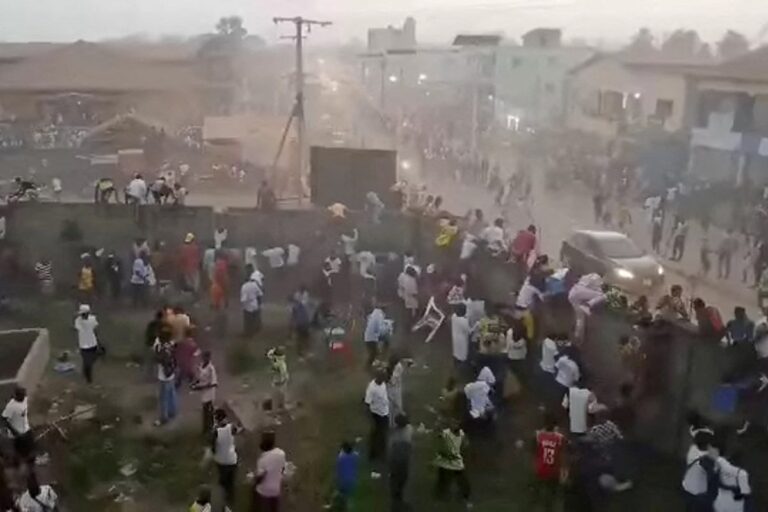 Guinée : une bousculade dans un stade fait au moins 56 morts après des affrontements lors d'un match de football, selon les autorités