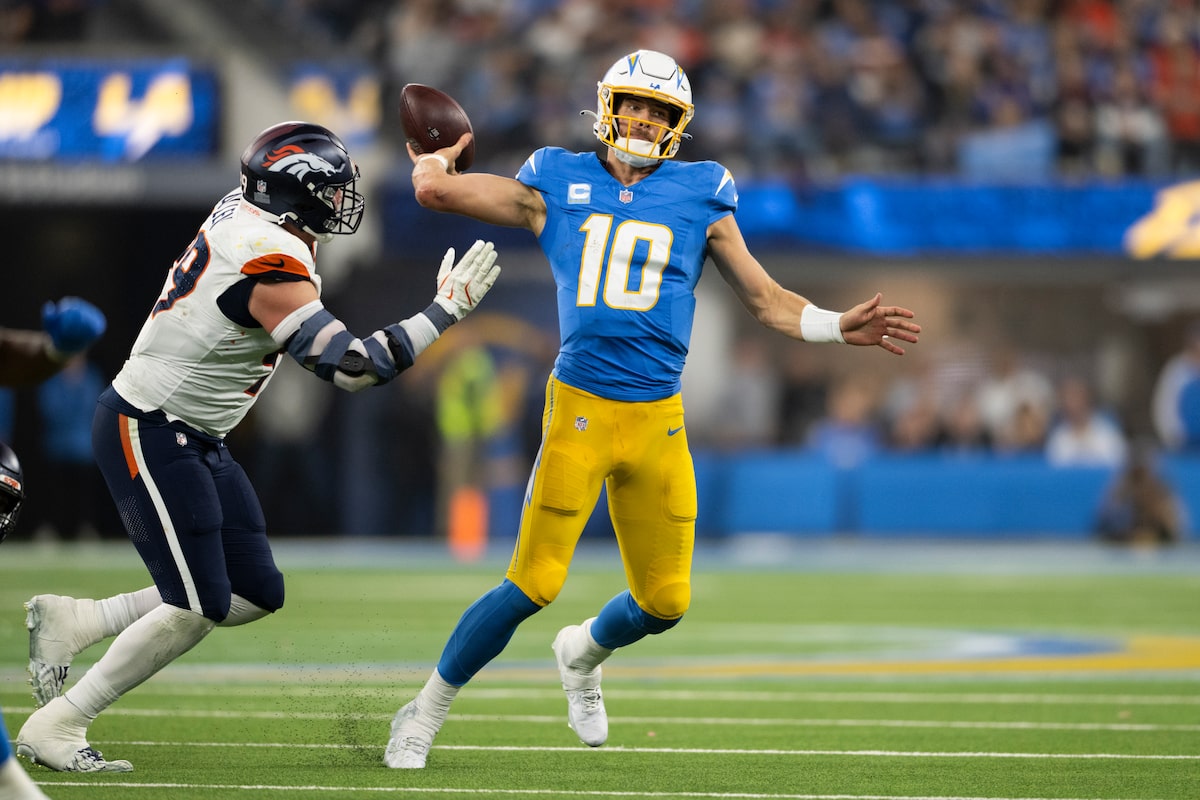 Herbert passe pour deux touchés, les Chargers marquent sur coup franc et battent les Broncos 34-27