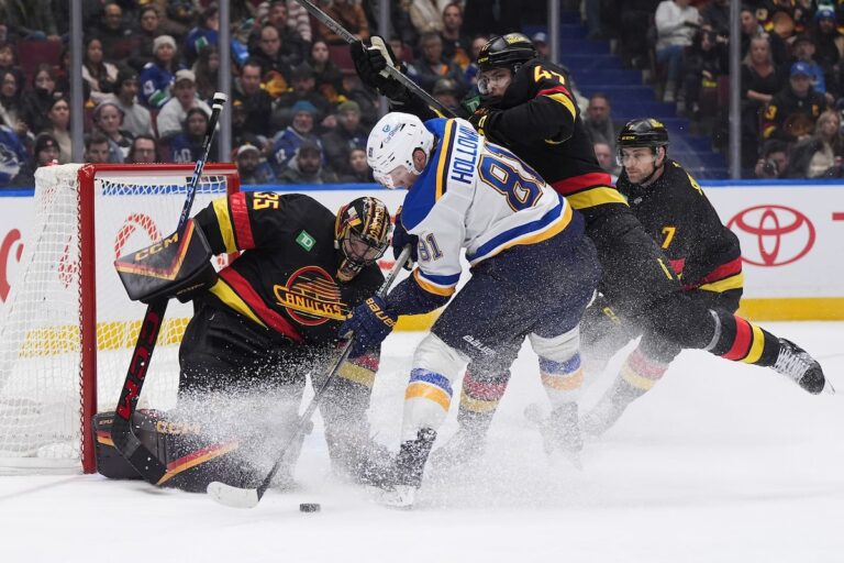 Holloway joue le héros des prolongations, les Blues battent les Canucks 4-3
