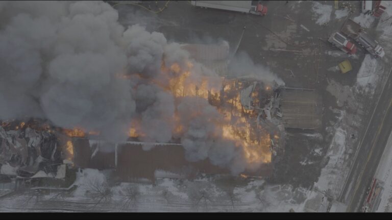 Incendie majeur dans une usine à Maskinongé, au Québec.