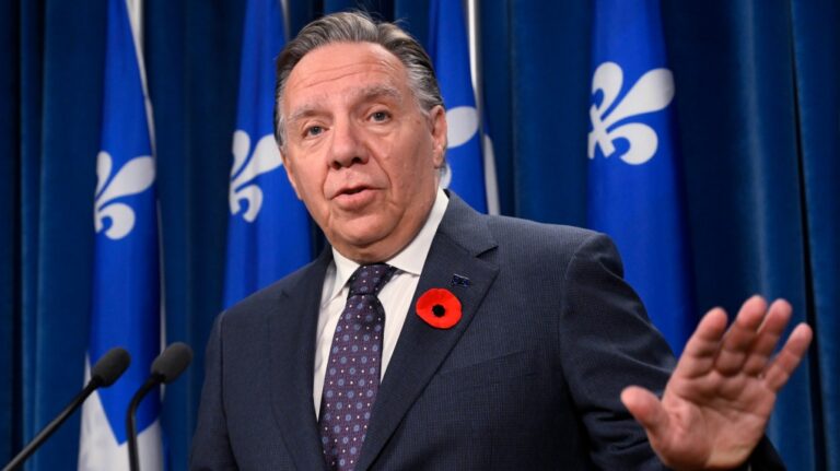 Interdiction de prier en public : des juristes tirent la sonnette d'alarme sur la menace de Legault d'utiliser la clause dérogatoire