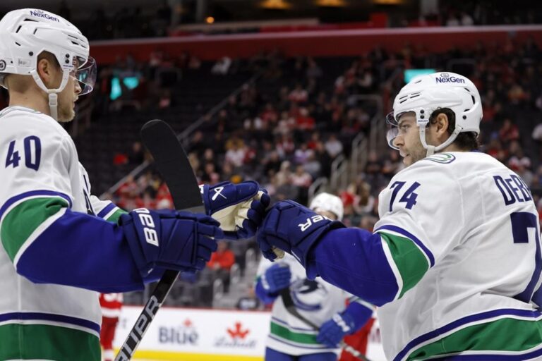 Jake DeBrusk réussit un tour du chapeau, dont celui du vainqueur du match en prolongation, alors que les Canucks dominent les Red Wings 5-4