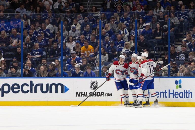 Jake Evans marque pour un cinquième match consécutif, un sommet en carrière, les Canadiens battent le Lightning 5-2