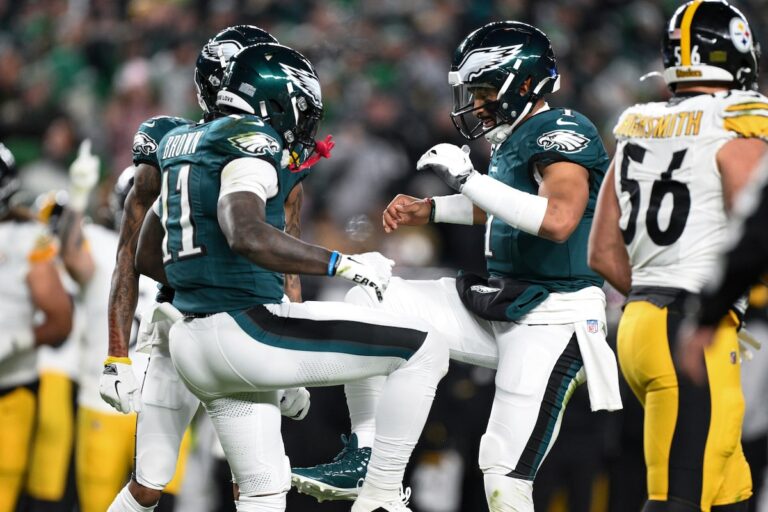 Jalen Hurts compte trois touchés et les Eagles ont battu les Steelers 27-13 pour une 10e victoire consécutive, la meilleure de la franchise