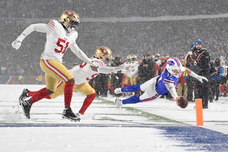 Josh Allen a des TD qui passent, se précipitent et reçoivent alors que les Bills battent les 49ers 35-10 dans la neige et remportent l'AFC Est