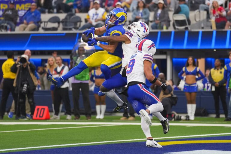 Josh Allen établit la marque de la NFL avec trois passes TD et trois courses TD, mais les Rams de Matthew Stafford résistent aux Bills 44-42