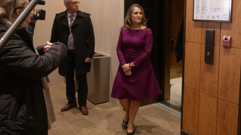 « Journée mouvementée », dit Trudeau après que Chrystia Freeland a quitté le cabinet, LeBlanc a choisi de la remplacer