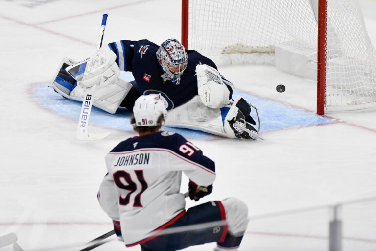 Kent Johnson marque deux fois en troisième alors que les Blue Jackets battent les Jets 4-1
