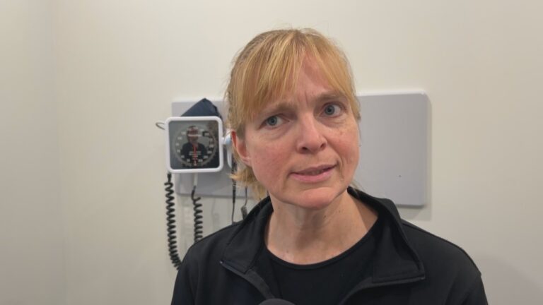 Kingston, Ontario. un médecin « incrédule » après avoir reçu l'ordre de rembourser 600 000 $ pour les paiements de vaccination contre la pandémie
