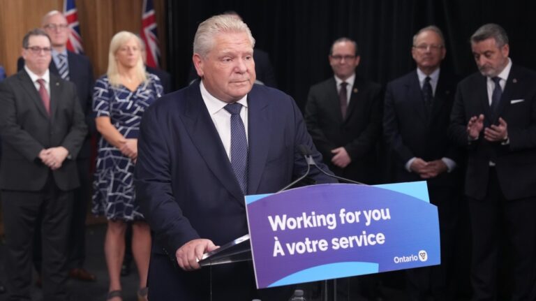 L'Ontario envisage d'interdire l'alcool aux États-Unis alors que Trump écarte la menace de Ford de couper l'électricité