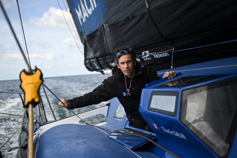 La course mondiale de voiliers en solitaire Vendée entre dans sa quatrième semaine avec des leaders étonnamment proches