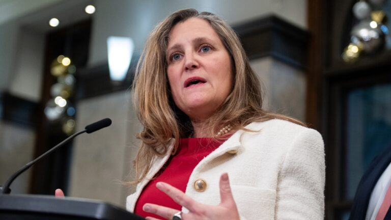La ministre des Finances, Chrystia Freeland, quitte le Cabinet quelques heures avant la mise à jour économique
