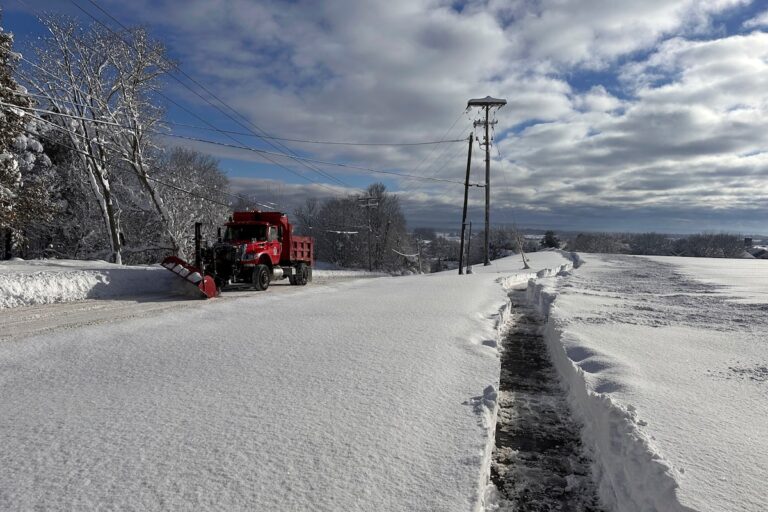 La région des Grands Lacs reçoit encore plus de neige après un week-end de voyage compliqué pour Thanksgiving