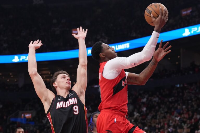 La star des Raptors canadiens, RJ Barrett, domine à la Scotiabank Arena