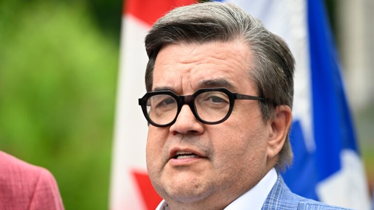 L'ancien maire de Montréal, Denis Coderre, doit près de 400 000 $ aux agences fiscales