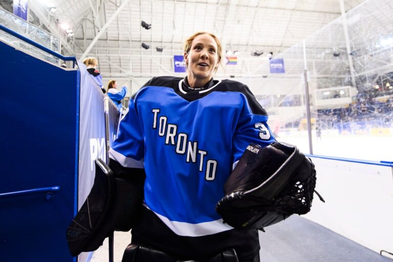 L'ancienne gardienne de la PWHL, Erica Howe, mène le combat de sa vie