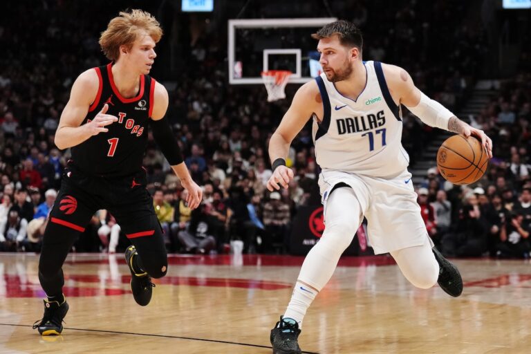 Le 78e triple-double en carrière de Luka Doncic mène les Mavericks devant les Raptors 125-118