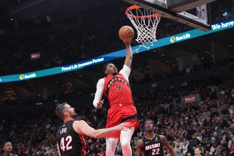 Le Canadien RJ Barrett reste chaud à domicile et marque 37 pour mener les Raptors devant le Heat 119-116