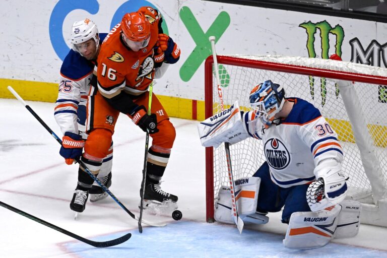 Le but de Ryan Strome en fin de troisième période aide les Ducks à se rallier à une victoire de 5-3 contre les Oilers