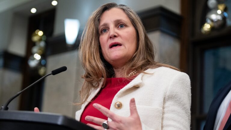 Le gouvernement fédéral dit « ne pas confondre » les opinions divergentes des premiers ministres sur les représailles tarifaires de Trump et est « confiant » dans la réponse du Canada
