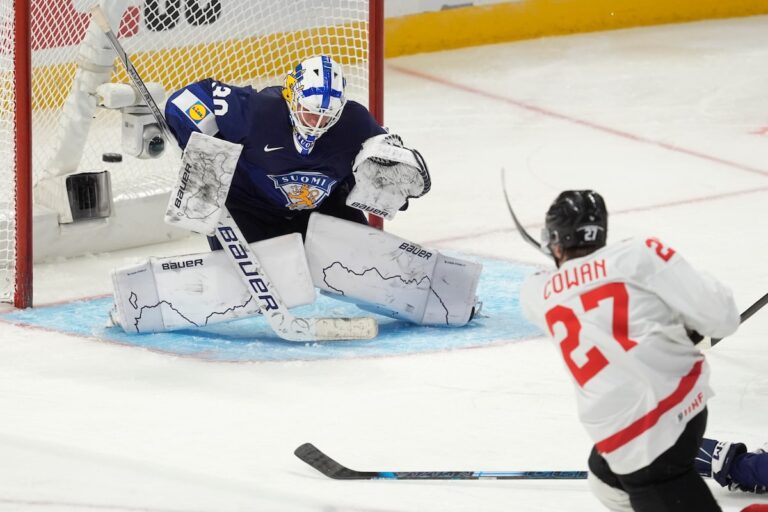 Le phénomène adolescent Gavin McKenna marque, le Canada domine la Finlande 4-0 lors du premier match du mondial junior