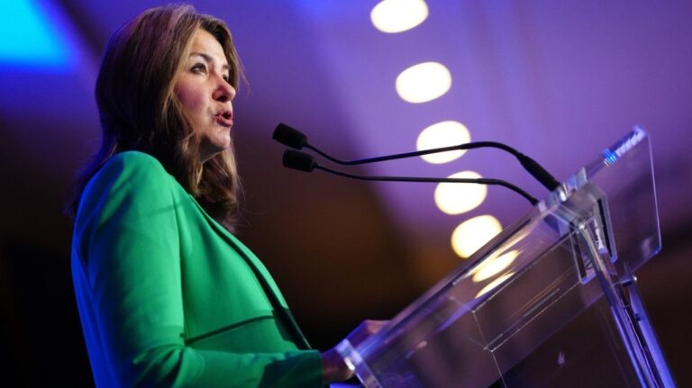 Le premier ministre de l’Alberta espère que la réforme de la santé portera ses fruits en 2025, mais regrette d’avoir reporté la réduction d’impôt