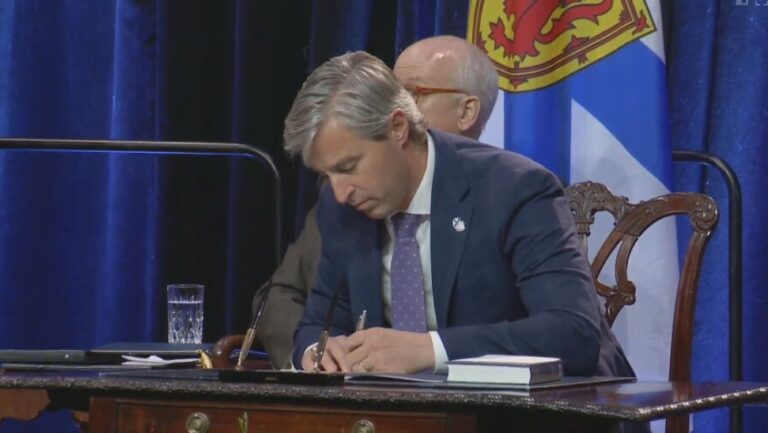 Le premier ministre de la Nouvelle-Écosse atténue ses propos à l'égard d'Ottawa lors d'une entrevue de fin d'année