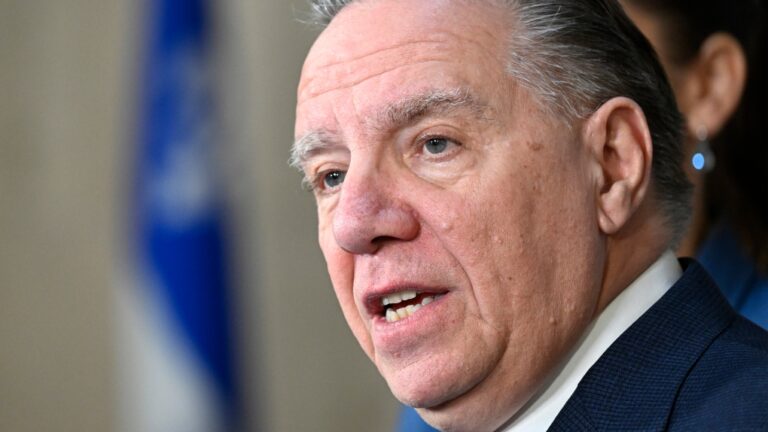 Le premier ministre du Québec veut interdire de prier en public
