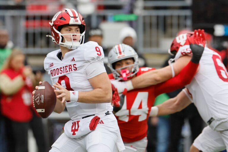 Le quart-arrière de l'Indiana Rourke remporte le trophée Jon Cornish décerné au meilleur Canadien du football de la NCAA
