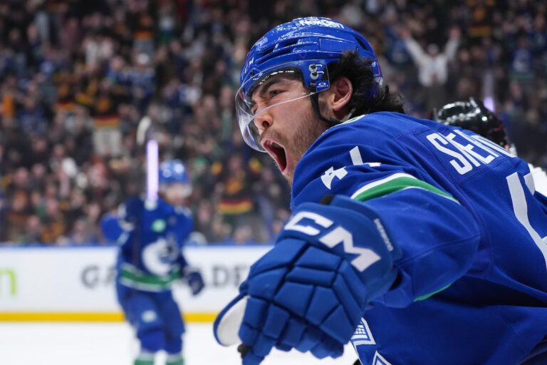 Le tour du chapeau de Kiefer Sherwood propulse les Canucks devant l'Avalanche