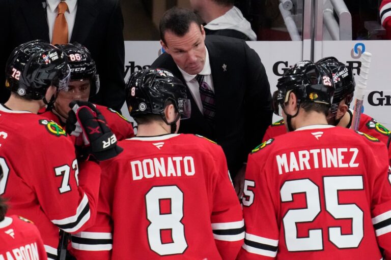 L'entraîneur des Blackhawks, Luke Richardson, en est à sa troisième saison après le pire départ de la ligue