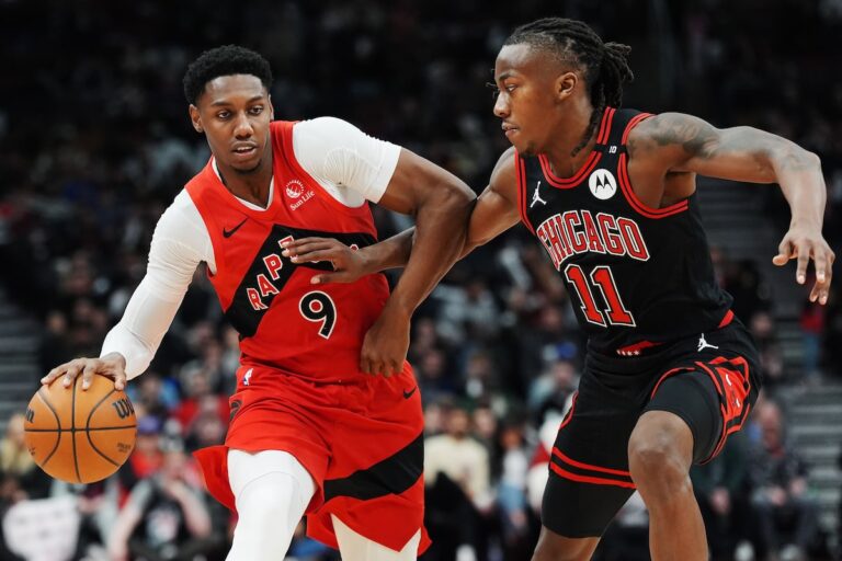 Les Bulls retardent la charge tardive des Raptors alors que le centre de Toronto Jakob Poeltl quitte le match plus tôt