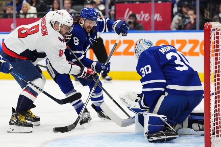 Les Capitals coupent les Maple Leafs 5-2, Alex Ovechkin marque en retour d'une blessure