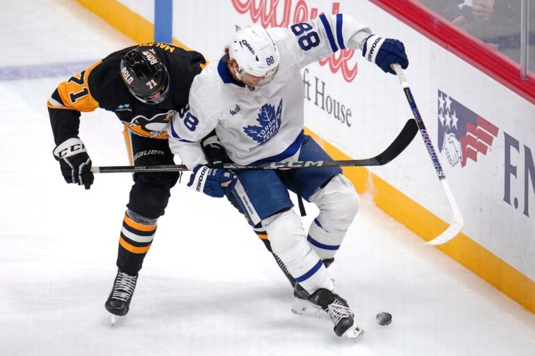Les Penguins profitent du but de Michael Bunting en troisième période pour vaincre les Maple Leafs 5-2