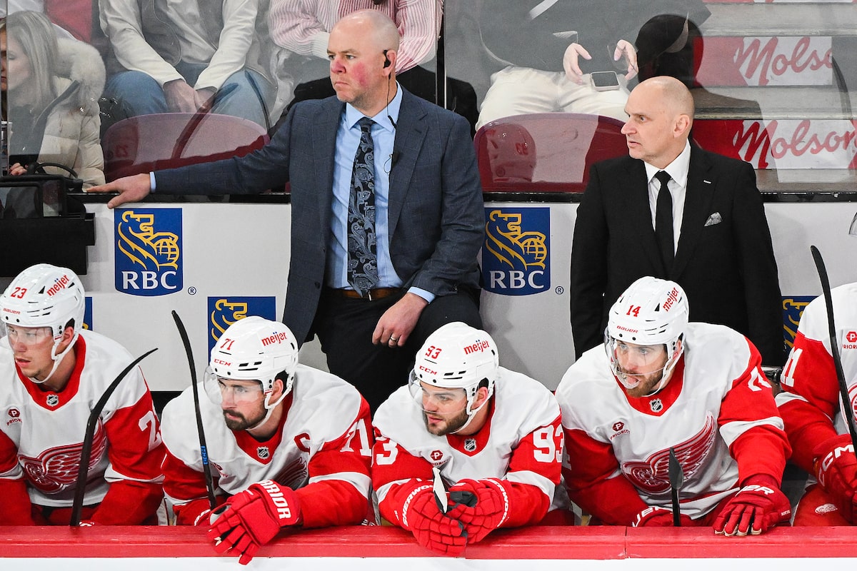 Les Red Wings se réinitialisent et font leurs débuts avec un nouveau leadership contre les Leafs